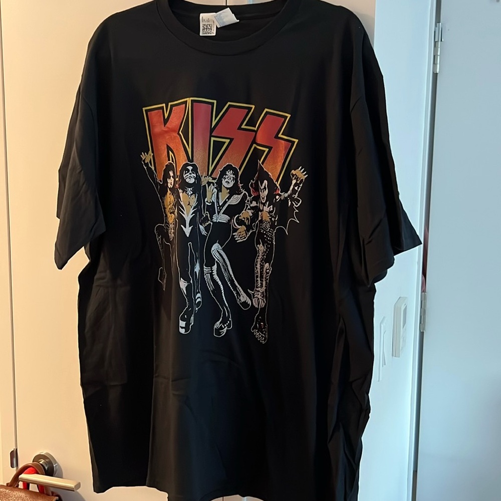 Black Kiss graphic tee